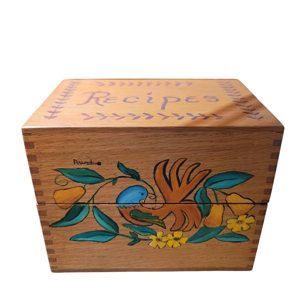 Vintage wood recipe box 7" x 4.5" x 5.5" dove tail construction Birds Folk Art